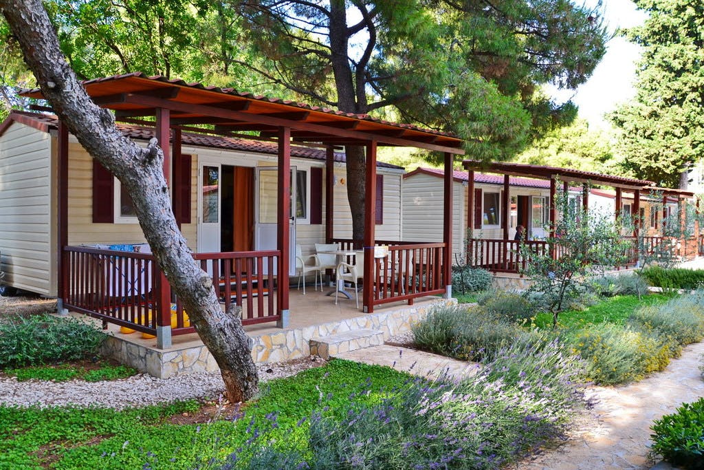 Kamp Rožac - Comfort kućica - Last minute odmor u Trogiru