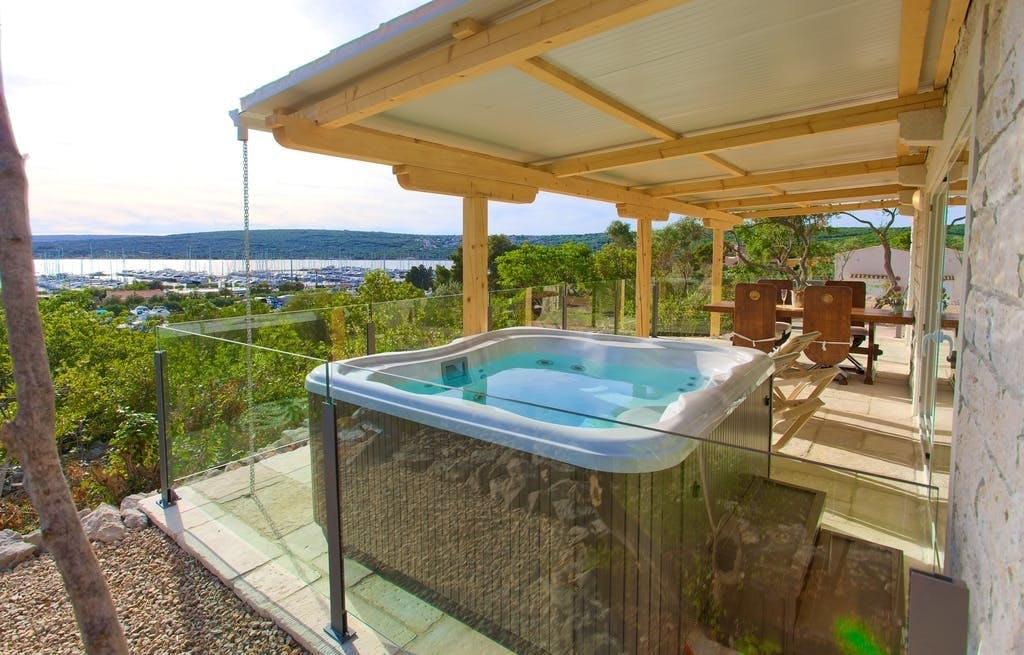 Holiday homes Kanajt - Wellness opuštanje na Krku - Holiday Homes Deluxe sa jacuzzijem