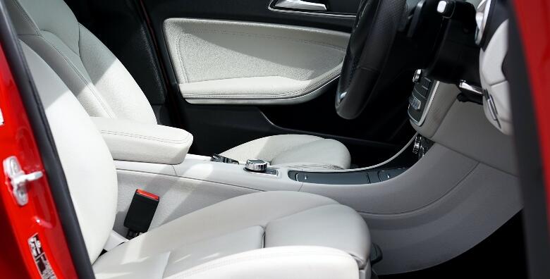 Odaberite kemijsko čišćenje sjedala i vrata ili se odlučite za opciju koja uključuje<br> nanošenje voska