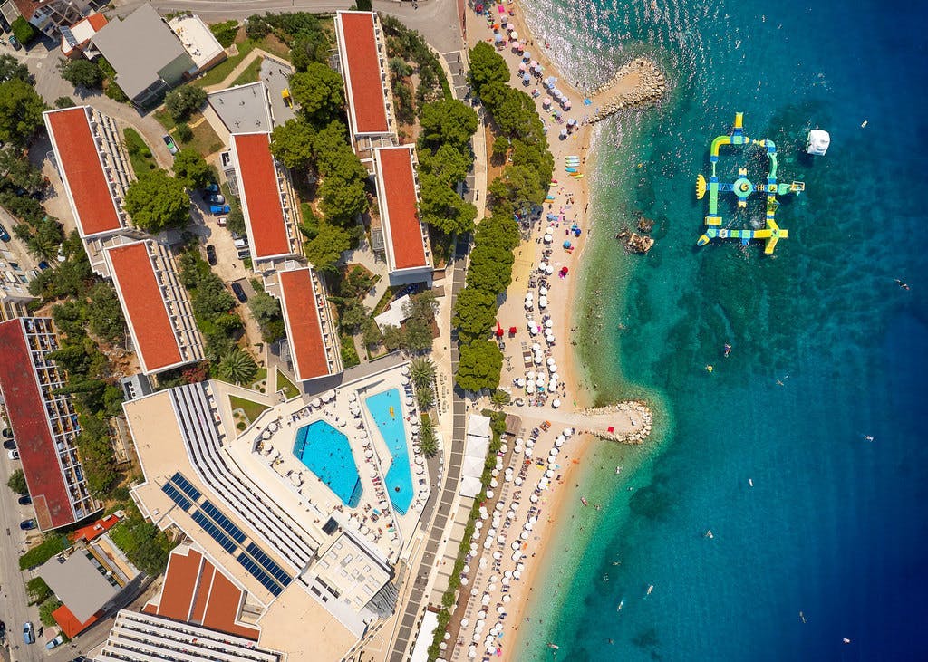 Medora Auri Family Beach Resort - Prvosvibanjski wellness odmor u Dalmaciji s pogledom na more