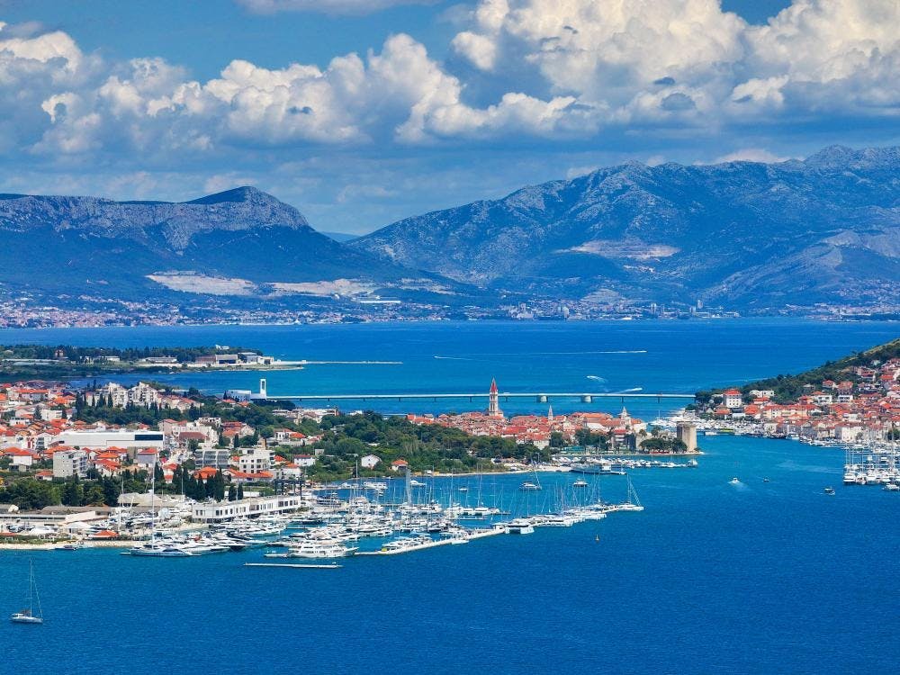 Apartmani Medena - Proljeće i Uskrs s polupansionom u prelijepom Trogiru za 4 osobe