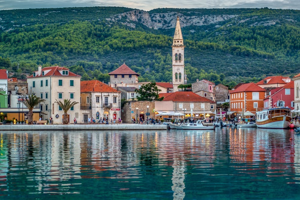 Fontanta Resort - Bayside Park - Proljeće i praznici na Hvaru - UNESCO procesija „Za križen“
