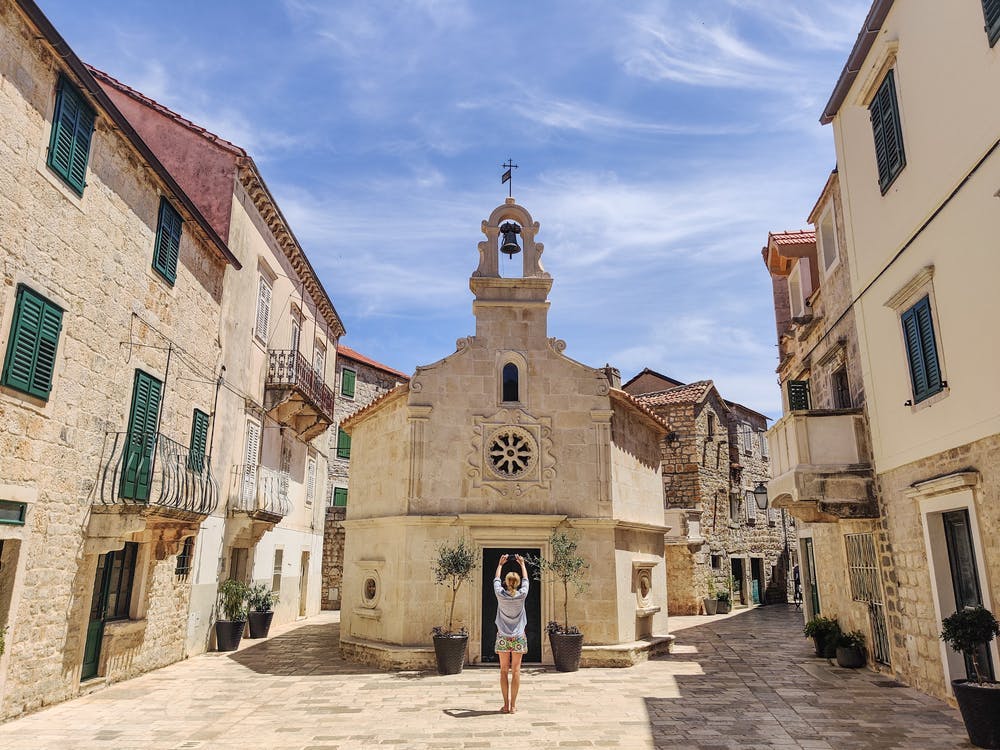 Fontanta Resort - Bayside Park - Proljeće i praznici na Hvaru - UNESCO procesija „Za križen“