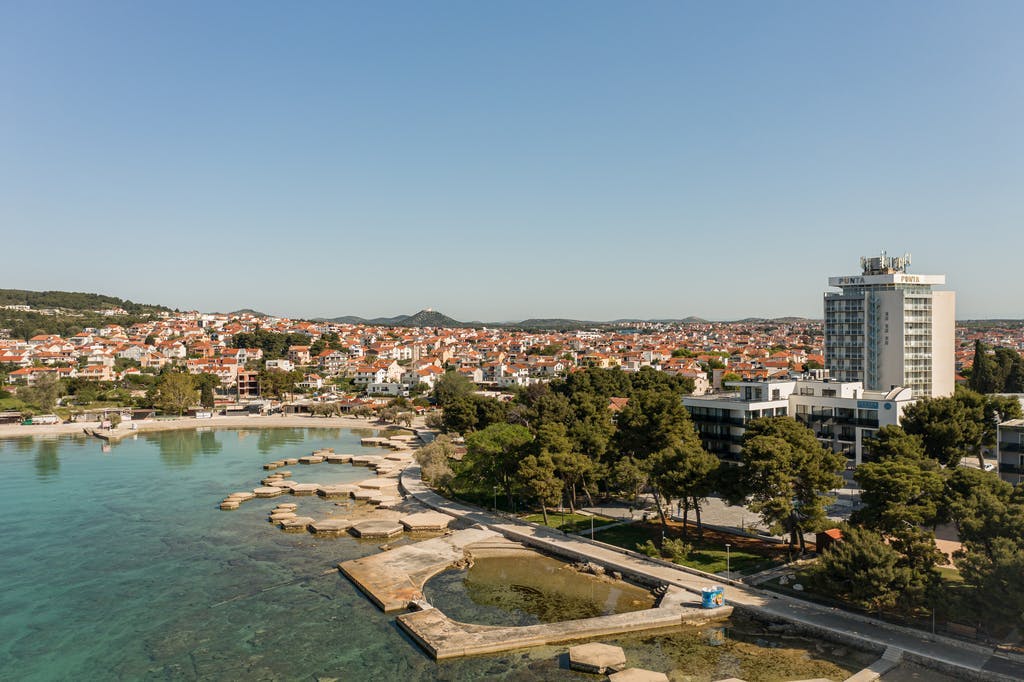 SeeSea Hotel - Obiteljski lipanjski odmor u Vodicama