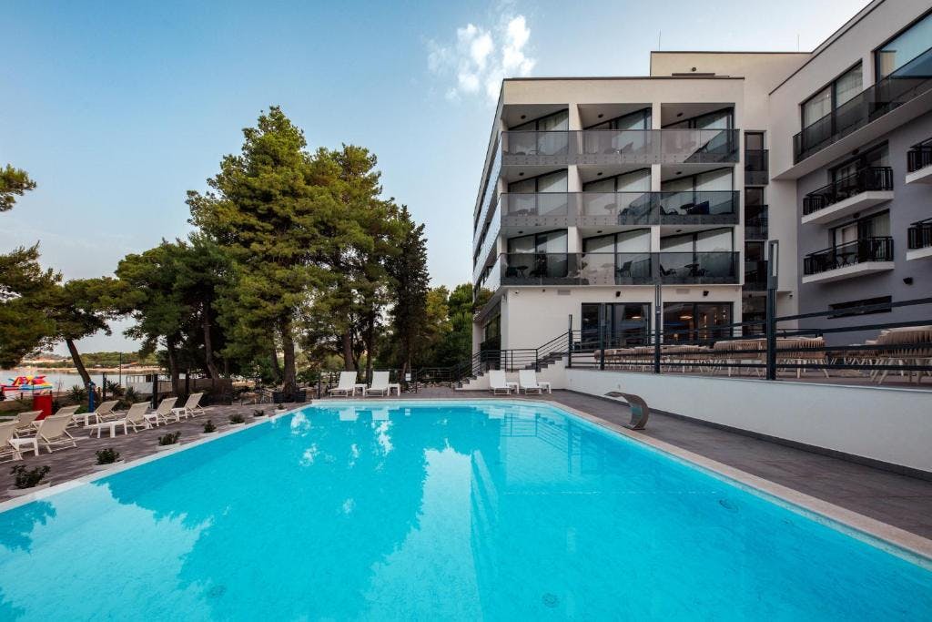 SeeSea Hotel - Obiteljski lipanjski odmor u Vodicama