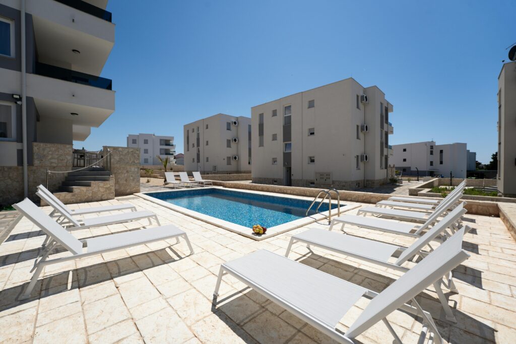 Meridian Pool Residences - Kraj ljeta na Pagu