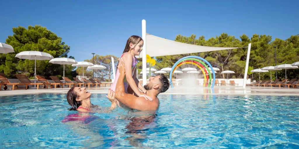 Bluesun Holiday Village Bonaca - Obiteljsko ljeto s punim pansionom u Bolu
