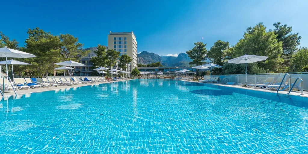 Bluesun Holiday Village Alan - Rujansko ljetovanje s punim pansionom u sjevernoj Dalmaciji