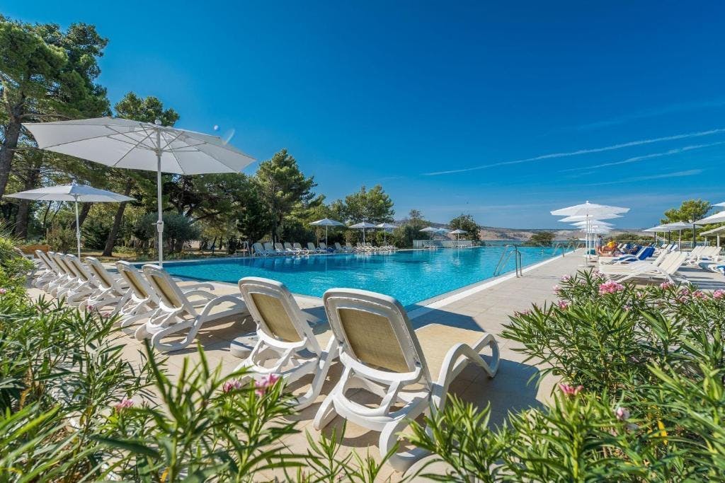 Bluesun Holiday Village Alan - Obiteljsko rujansko ljetovanje s punim pansionom u sjevernoj Dalmaciji
