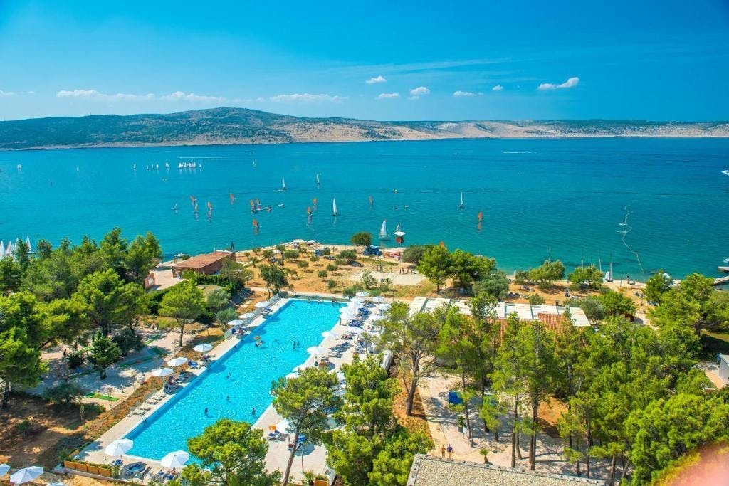 Bluesun Holiday Village Alan - Obiteljsko rujansko ljetovanje s punim pansionom u sjevernoj Dalmaciji