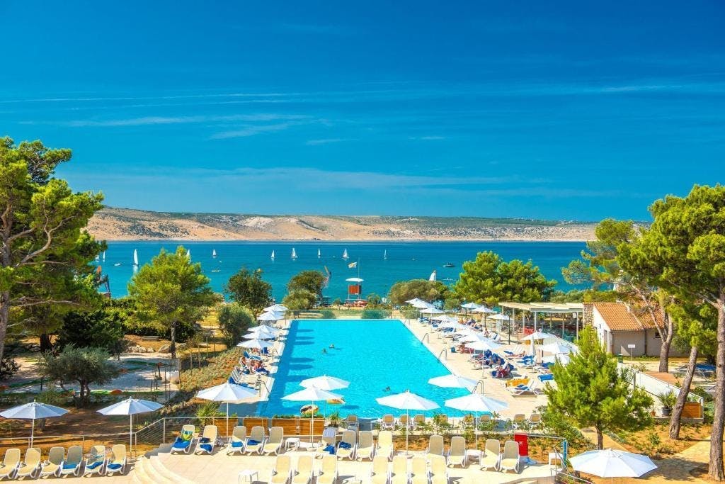 Bluesun Holiday Village Alan - Obiteljsko rujansko ljetovanje s punim pansionom u sjevernoj Dalmaciji