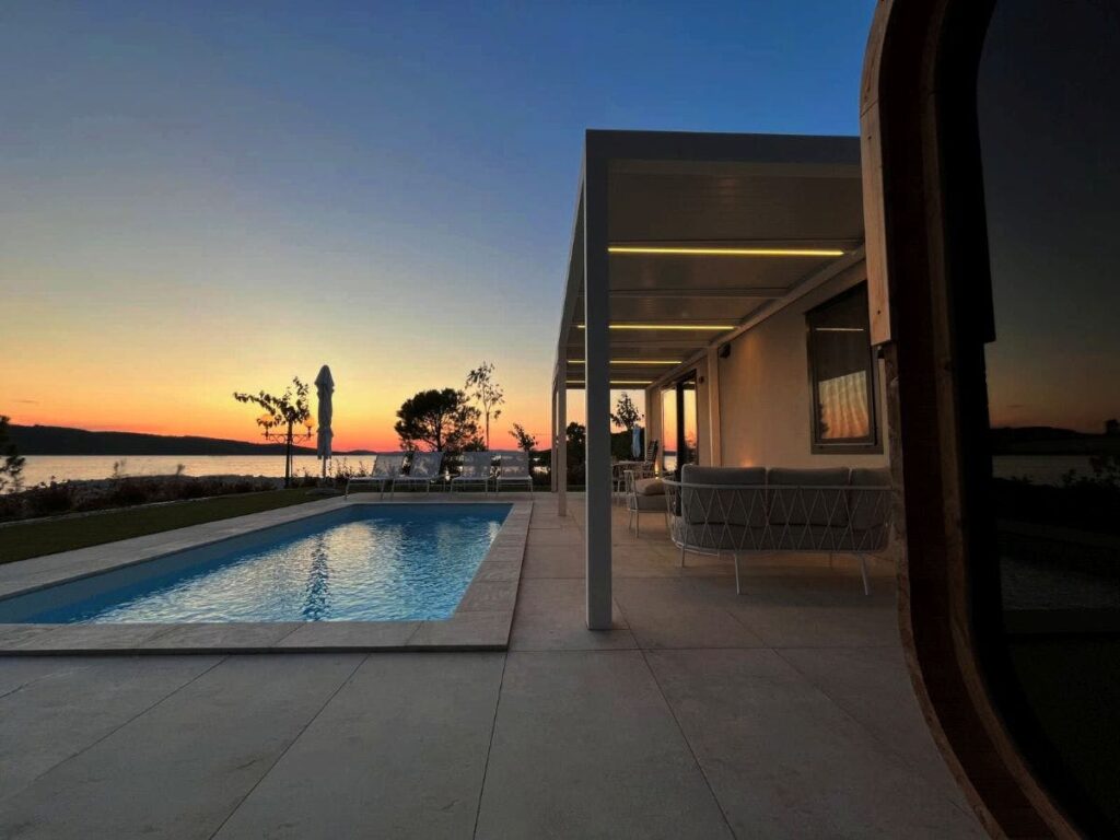 Amadria Park Camping Šibenik - Ljeto u Exclusive Beach Villi s natkrivenim bazenom i saunom